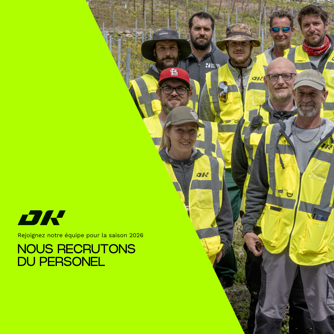 Un groupe diversifié de personnes portant des gilets de sécurité jaunes pose pour une photo en extérieur. Le coin gauche de l'image est vert vif avec du texte en blanc indiquant 