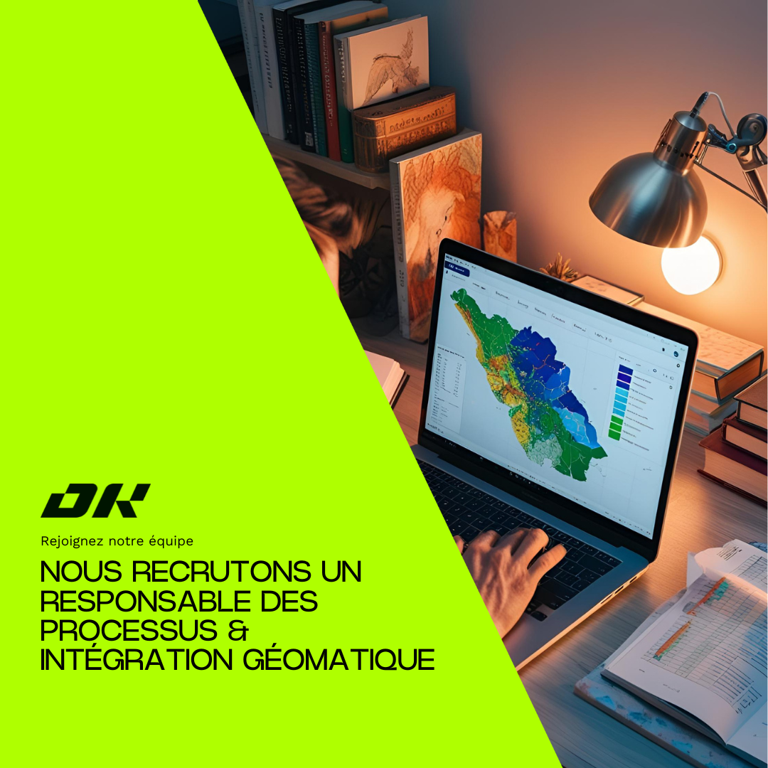 Un ordinateur portable affiche une carte colorée avec des données géospatiales sur un bureau éclairé par une lampe. Des mains tapent sur le clavier. Le coin gauche de l'image est vert vif avec du texte en blanc indiquant 