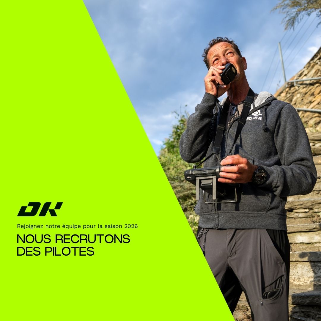 Un homme en extérieur parlant dans une radio, portant une télécommande de drone, avec un fond de ciel bleu et de verdure. Texte promotionnel sur fond vert fluo : “Nous recrutons des pilotes – Rejoignez notre équipe pour la saison 2026
