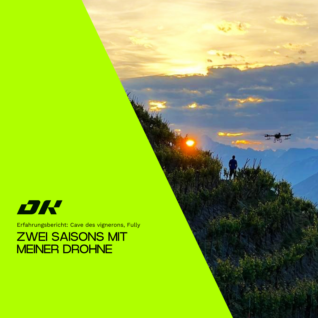Ein Winzer steht bei Sonnenuntergang inmitten eines steilen Weinbergs, während ein Agrardrohn DJI Agras T30 über den Reben fliegt.