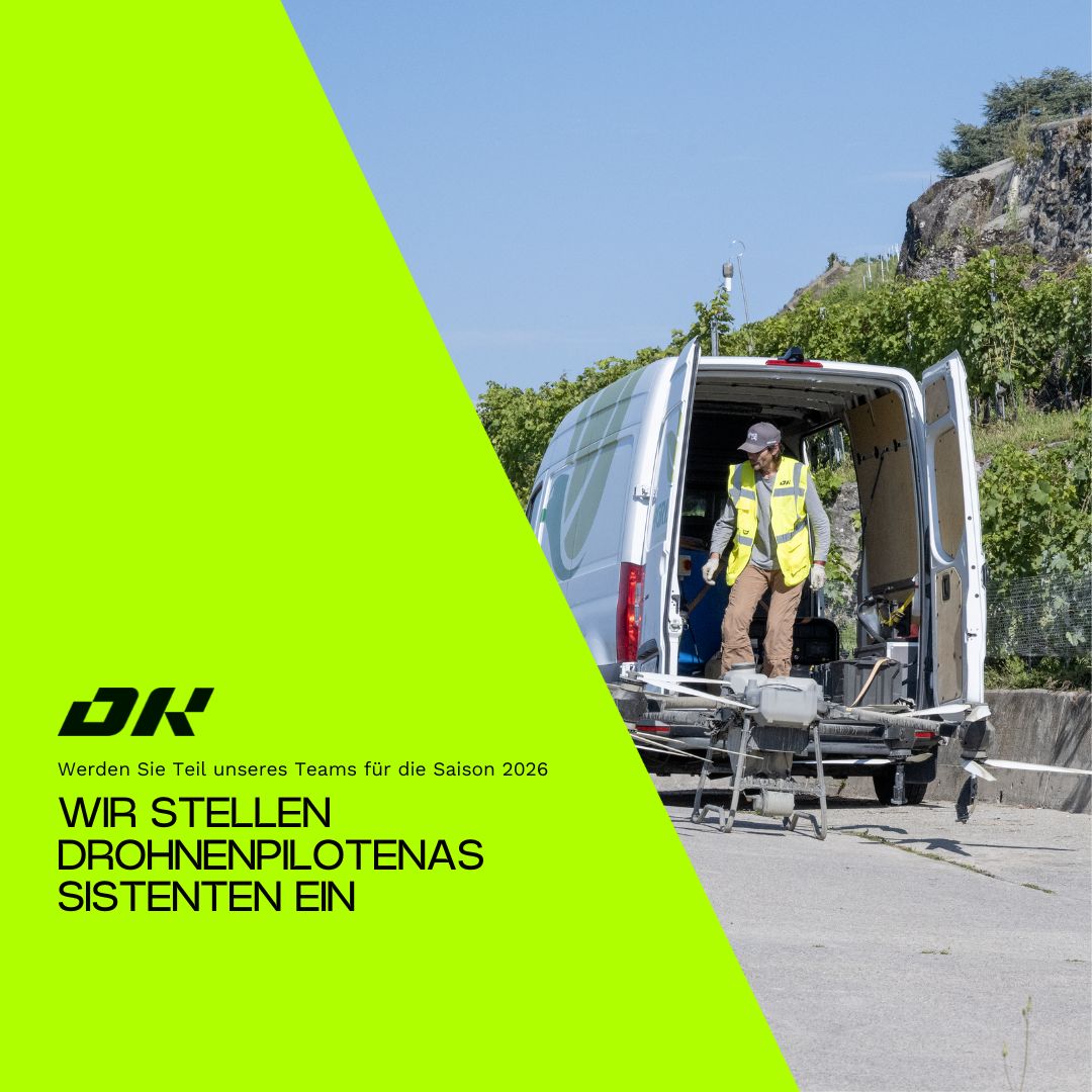 Arbeiter in Sicherheitsweste bereitet Drohne vor, Jobangebot für Drohnenpilotenassistenten 2026.