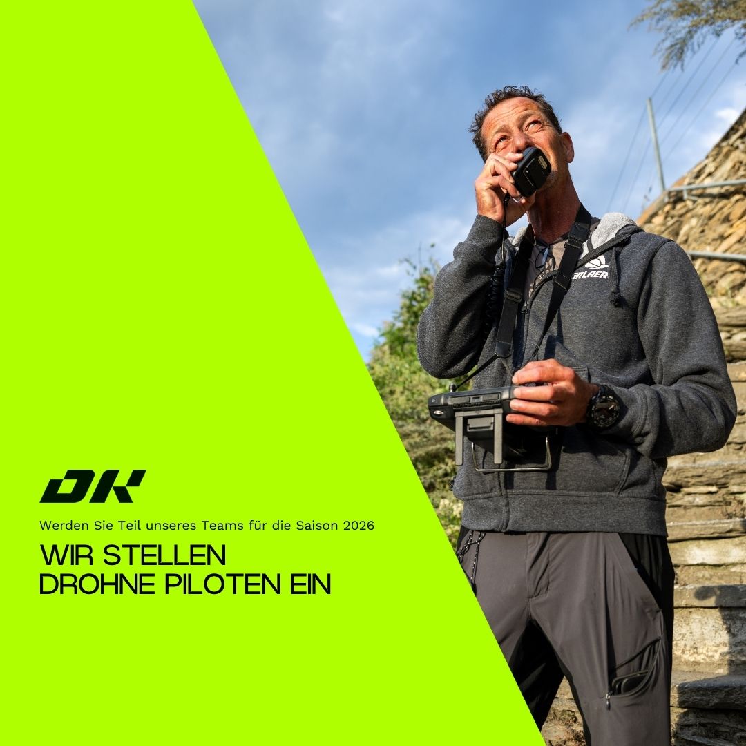 Mann mit Drohnensteuerung spricht ins Funkgerät, Jobangebot für Drohnenpiloten und Assistenten 2026.
